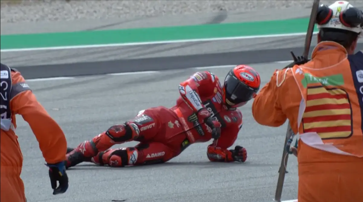 Francesco Bagnaia mengalami crash di MotoGP Catalunya 2023, race Minggu 3 September 2023. (Sumber : motogp.com)