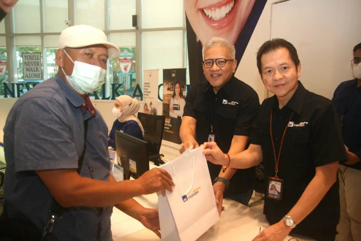 Merayakan Hari Pelanggan Nasional 2023, nasabah yang bertransaksi polis di Customer Care Centre AXA Mandiri di Jakarta mendapatkan souvenir eksklusif..