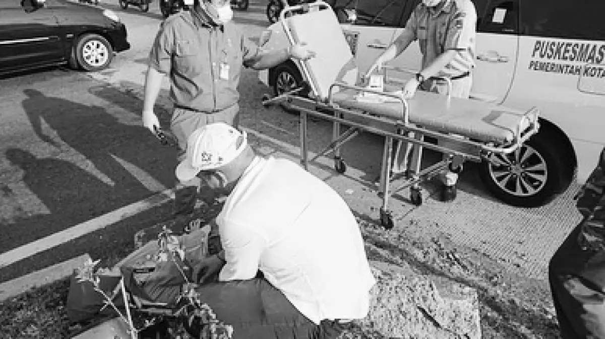 Kecelakaan tunggal terjadi di lampu merah exit Tol Krapyak, Senin 4 September 2023 pagi, seorang pengendara motor oleng hingga masuk ke kolong truk. (Sumber : Instagram @infokejadiansemarang.new)