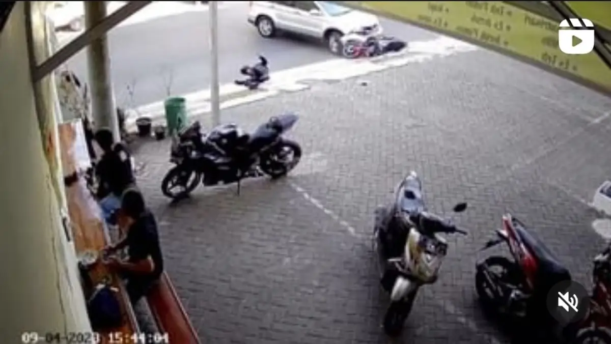 Kecelakaan di Kota Semarang kembali terjadi, Senin, 4 September 2023. Kecelakaan tersebut melibatkan motor dan mobil yang terjadi di depan Poltekes Semarang.