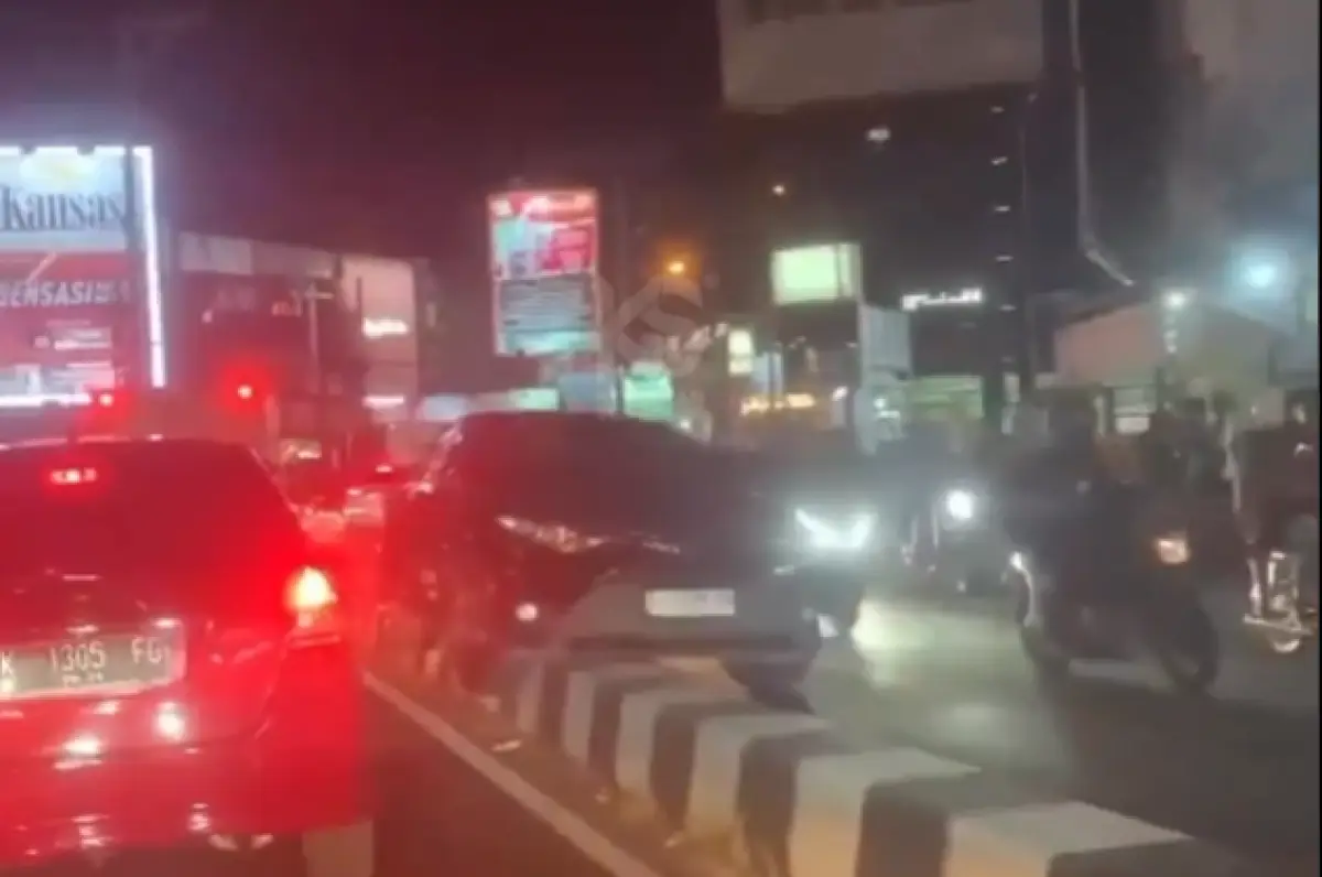 Kecelakaan tunggal terjadi di Tembalang Kota Semarang pada Minggu 3 September 2023 malam, sebuah mobil sedan sampai tersangkut di pembatas jalan. (Sumber : Instagram @kejadiansmg)