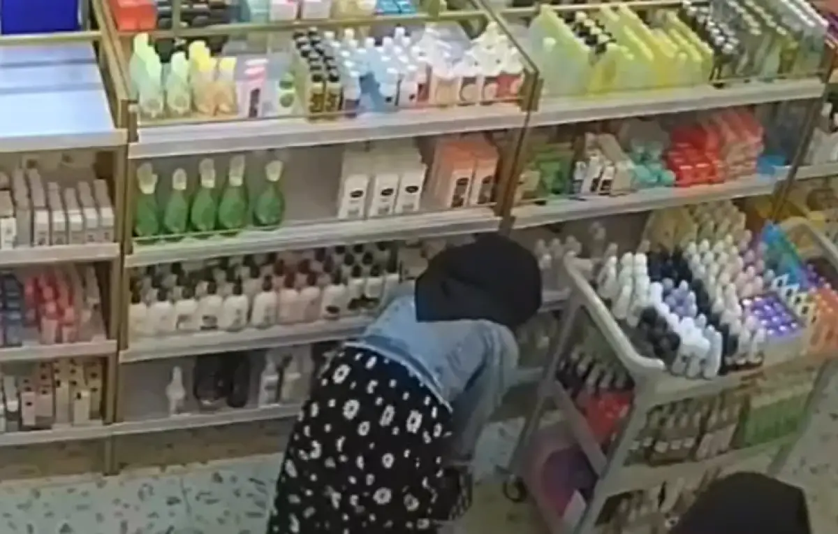 Terekam kamera CCTV, aksi seorang perempuan muda yang berpenampilan menggunakan hijab mencuri puluhan produk perawatan kecantikan di Toko Najmia Beaty Tembalang. (Sumber : Instagram @kejadiansmg)