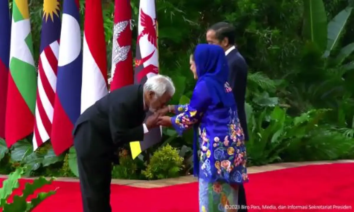 Momen PM Timor Leste Xanana Gusmao Cium Tangan Iriana Jokowi Saat Baru Tiba di Lokasi KTT ASEAN 2023 (Sumber : Dok. Biro Pers, Media dan Informasi Sekertariat Presiden)