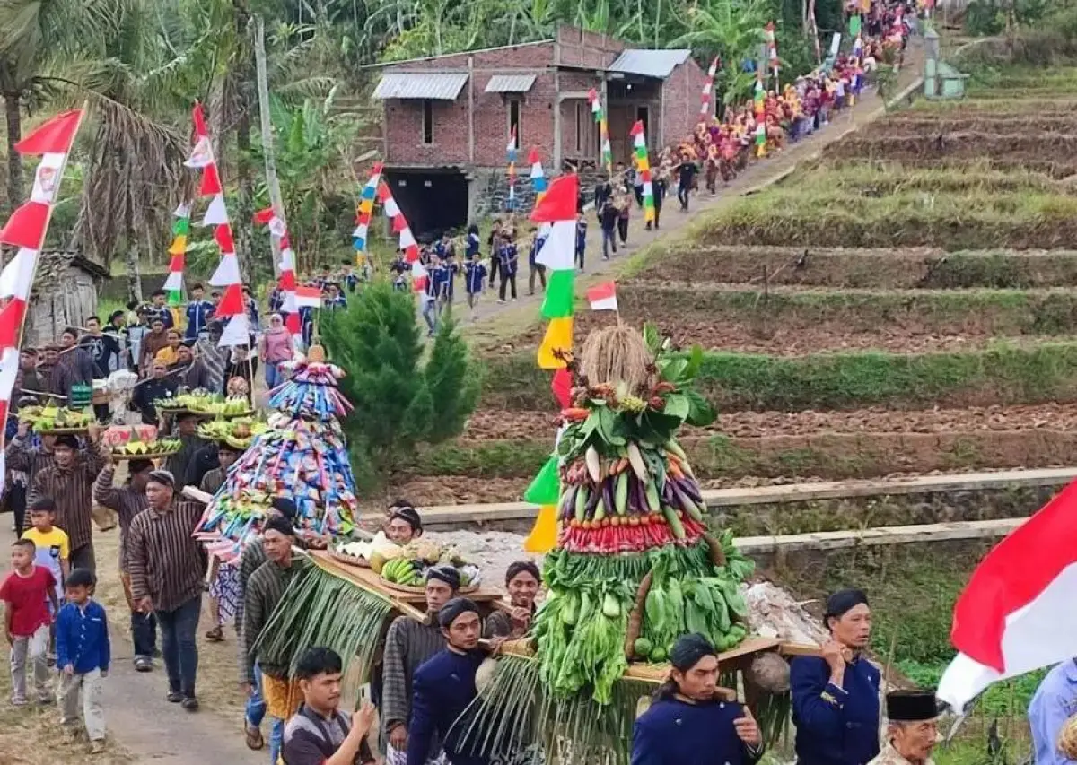 Tradisi Sadranan Seribu Ketupat (Sumber : Instagram @pemkabtmg)
