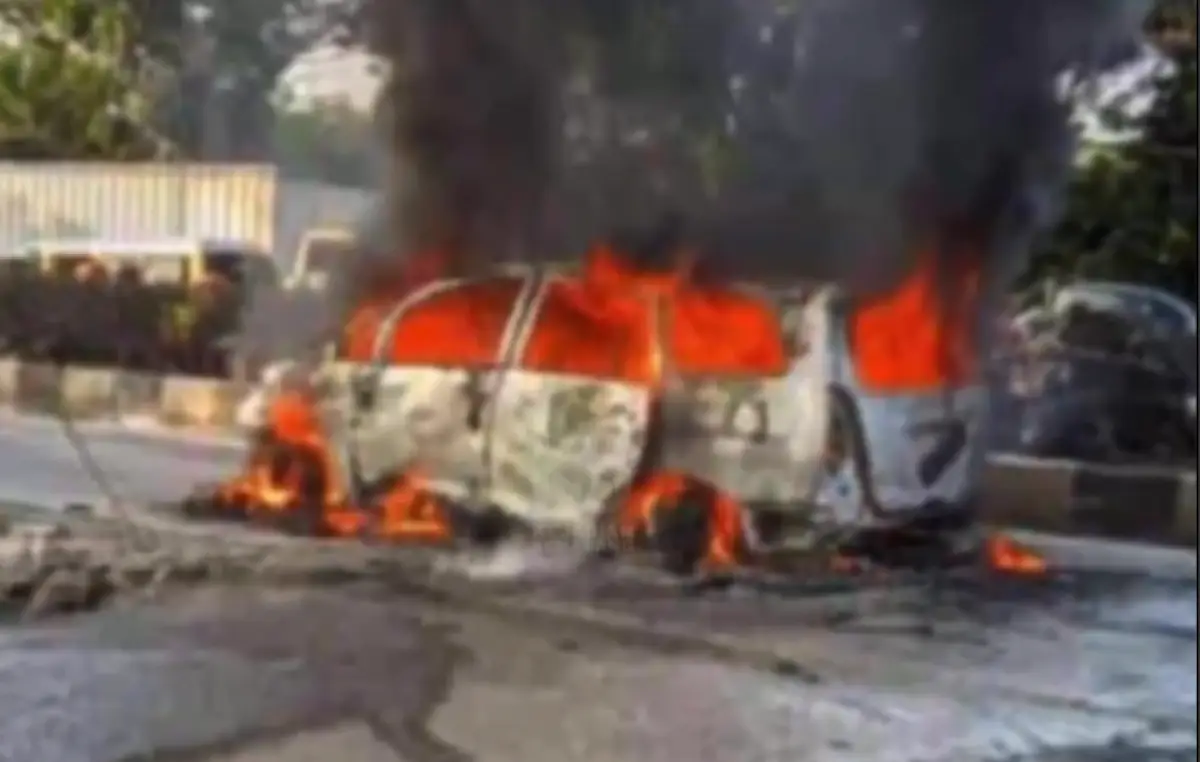 Terjadi kebakaran mobil di Mangkang, tak jauh dari Terminal Mangkang, Selasa 5 September 2023 pagi pukul 06.45 WIB. (Sumber : Instagram @kejadiansmg)