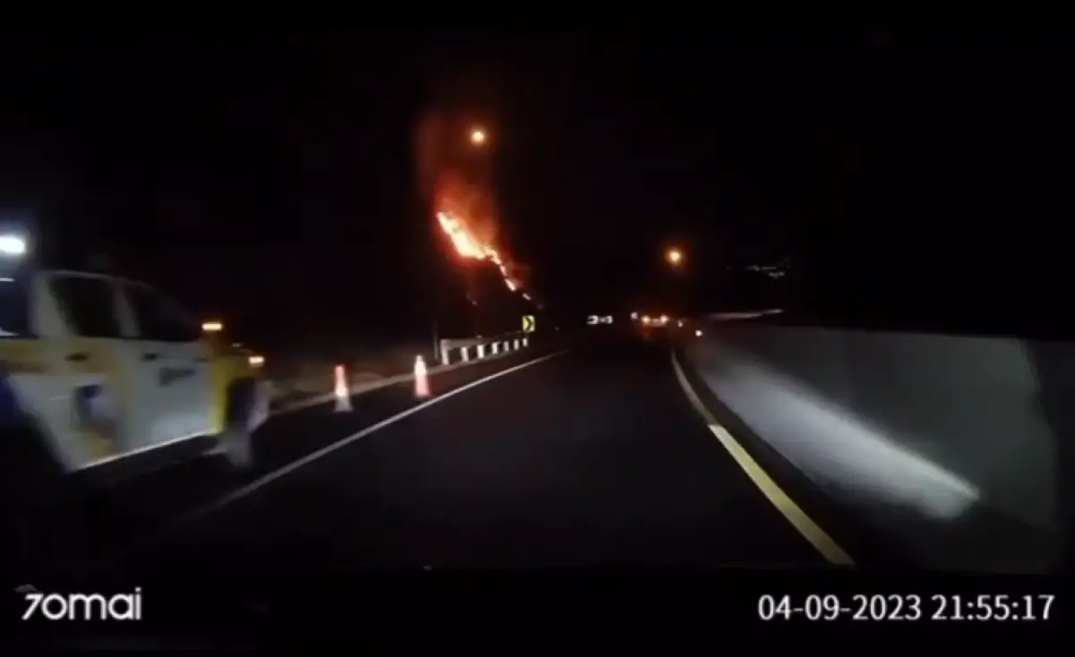Terjadi kebakaran di lahan kosong di Tol Banyumanik-Tembalang Senin 4 September 2023 malam, lokasi dekat dengan exit Tol Jatingaleh. (Sumber : Instagram @portalsemarang)