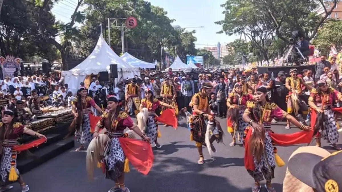 Pertunjukan tradisional dan makan-makan gratis di Jalan Pahlawan Kota Semarang dalam rangka perpisahan Ganjar Pranowo, Selasa 5 September 2023. (Sumber : Instagram @beritasemaranghariini)