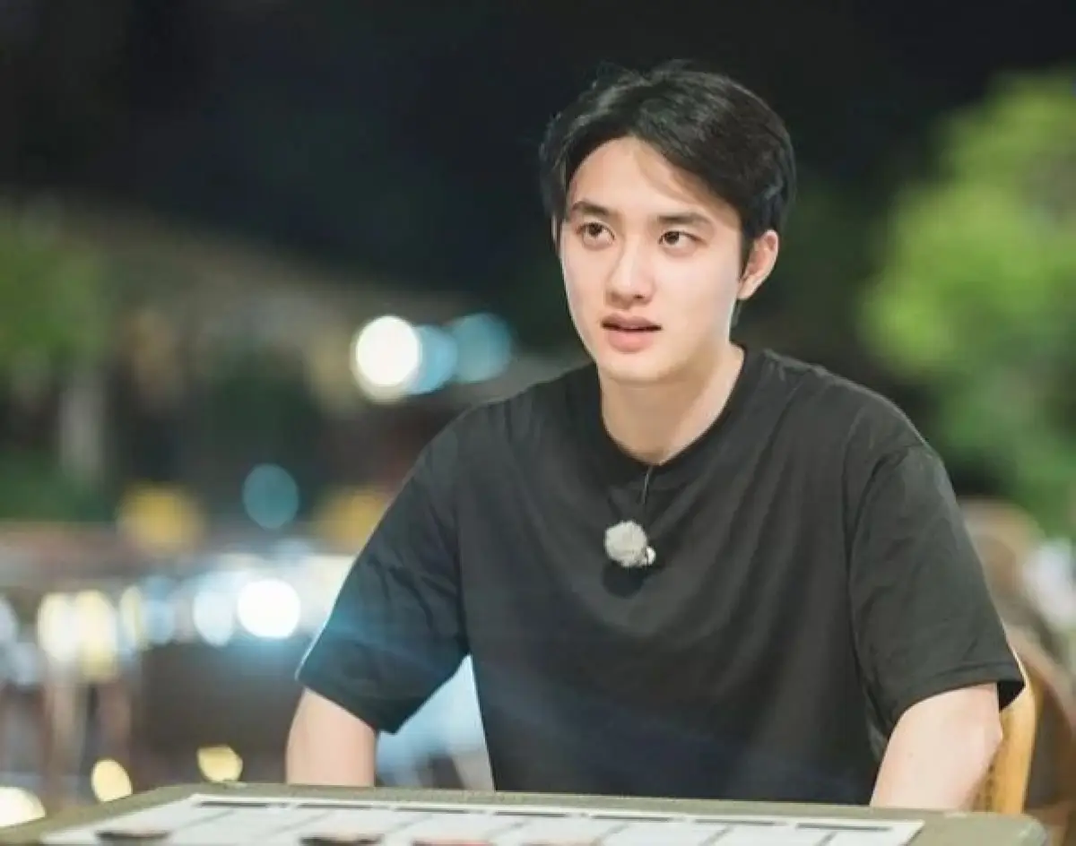 Member EXO, D.O. atau Doh Kyungsoo. Diduga ketahuan merokok, D.O. kena denda 100 ribu won. (Sumber : Instagram @pcy0_xo)