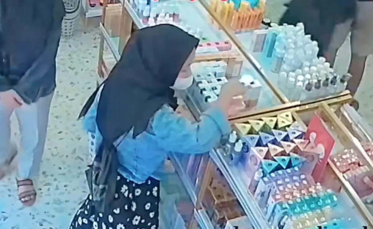 Aksi perempuan maling puluhan produk skincare di Toko Najmia Beauty, Tembalang, Kota Semarang, 3 September 2023. (Sumber : Instagram @najmiabeauty)