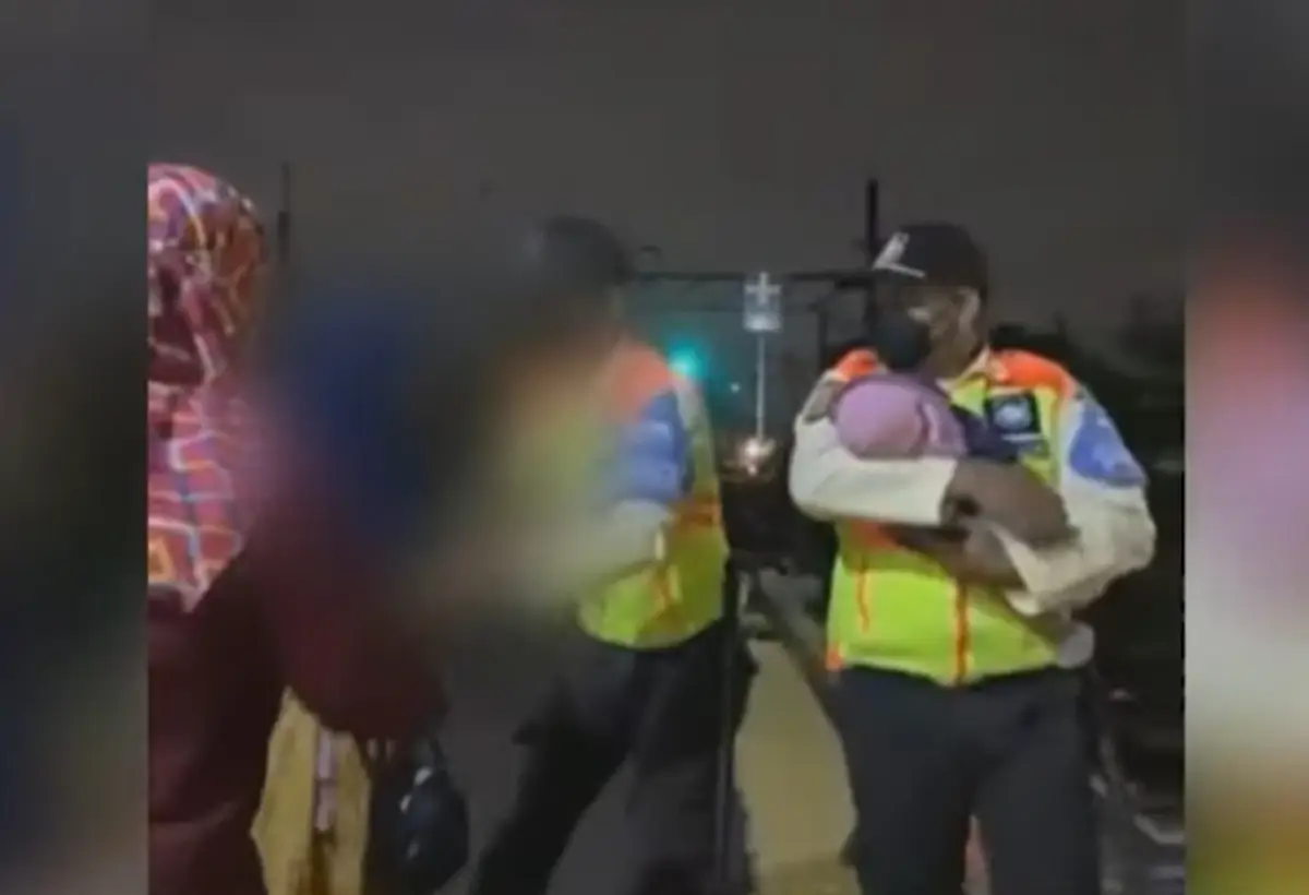 Petugas keamanan KAI Stasiun Pasar Minggu berhasil gagalkan upaya bunuh diri seorang ibu dengan bayinya. (Sumber : Screnshoot Dokumentasi Warga)