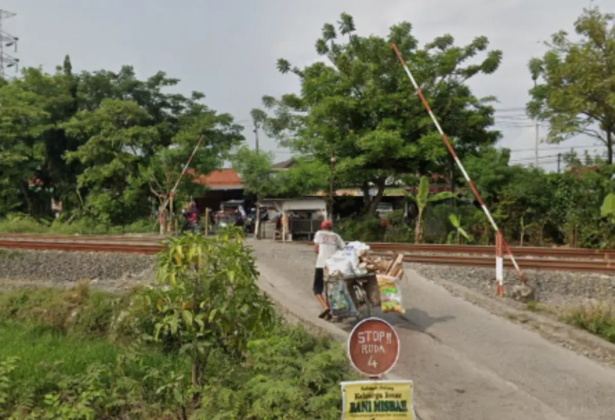 Perlintasan sebidang di kawasan Jl. Bugen, Muktiharjo Kidul, Kec. Pedurungan, Kota Semarang. (Sumber : Google Maps)