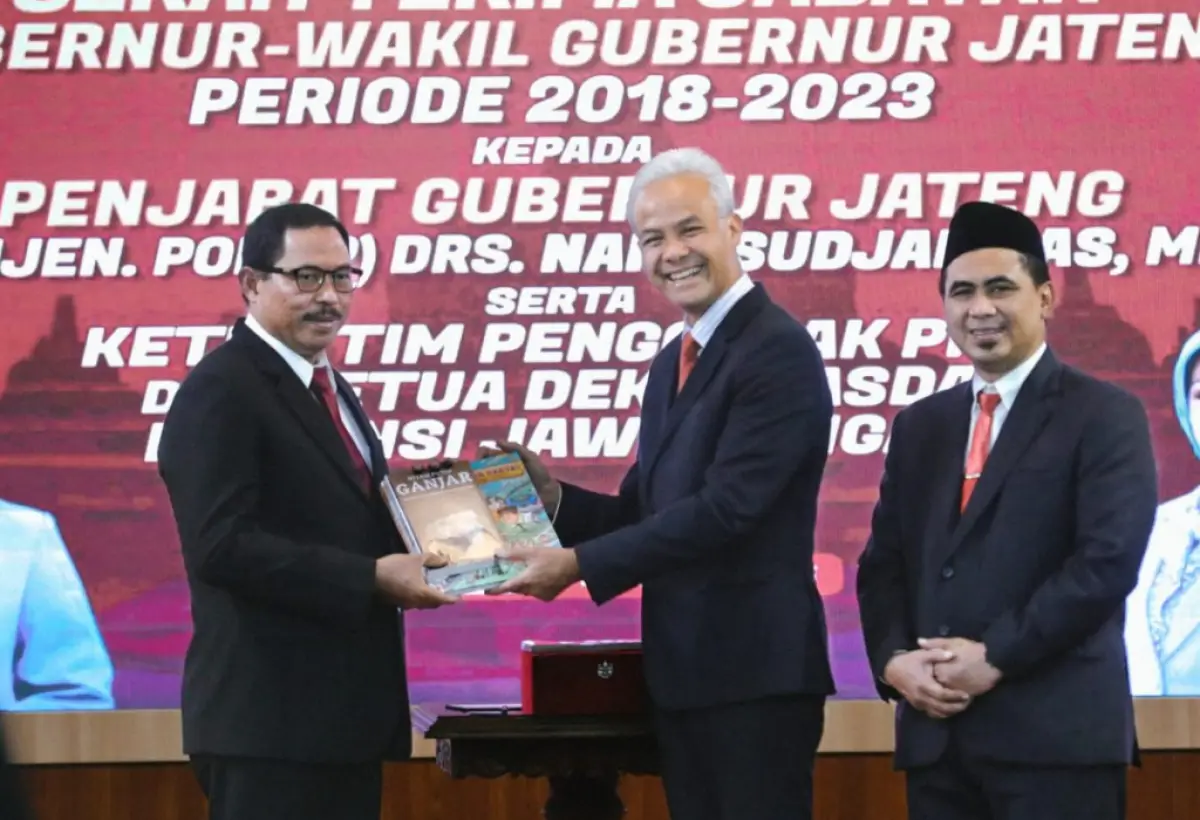 Nana Sudjana melakukan serah terima jabatan dengan mantan Gubernur Jawa Tengah, Ganjar Pranowo. (Sumber : Dok. Pemprov Jawa Tengah)