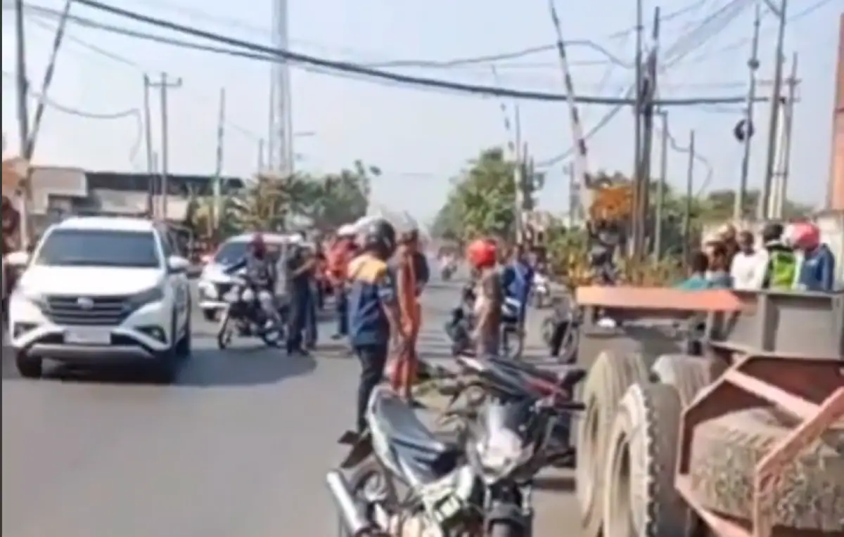 Terjadi kecelakaan di Jalan Ronggowarsito, Semarang Utara, Kota Semarang, Kamis 7 September 2023 siang, seorang pria dinyatakan tewas seusai terlindas truk. (Sumber : Instagram @infokejadiansemarang.new)