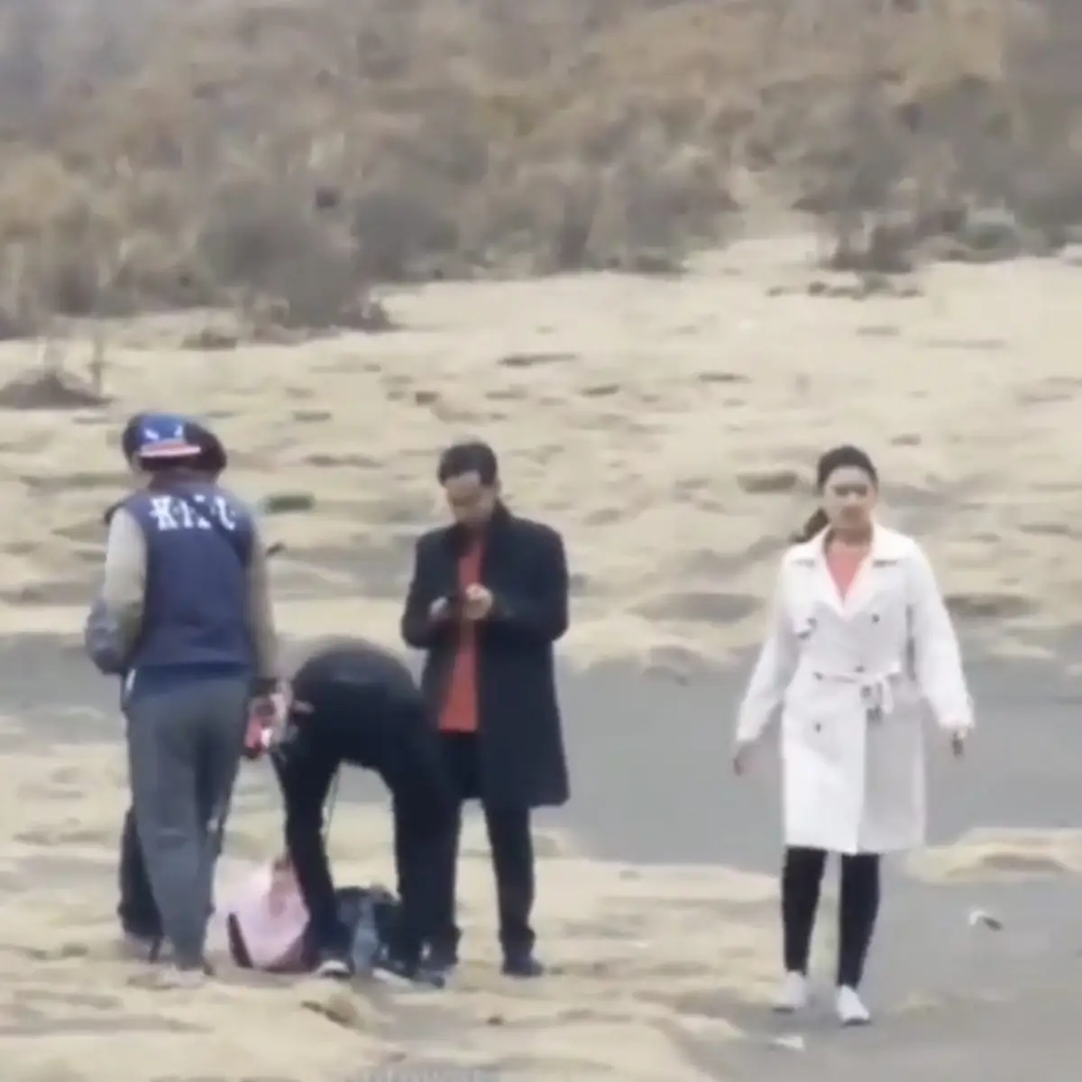 Detik-detik sebelum kebakaran bukit Teletubbies akibat konsep foto pre wedding dengan flare (Sumber : Twitter @pendakilawas)