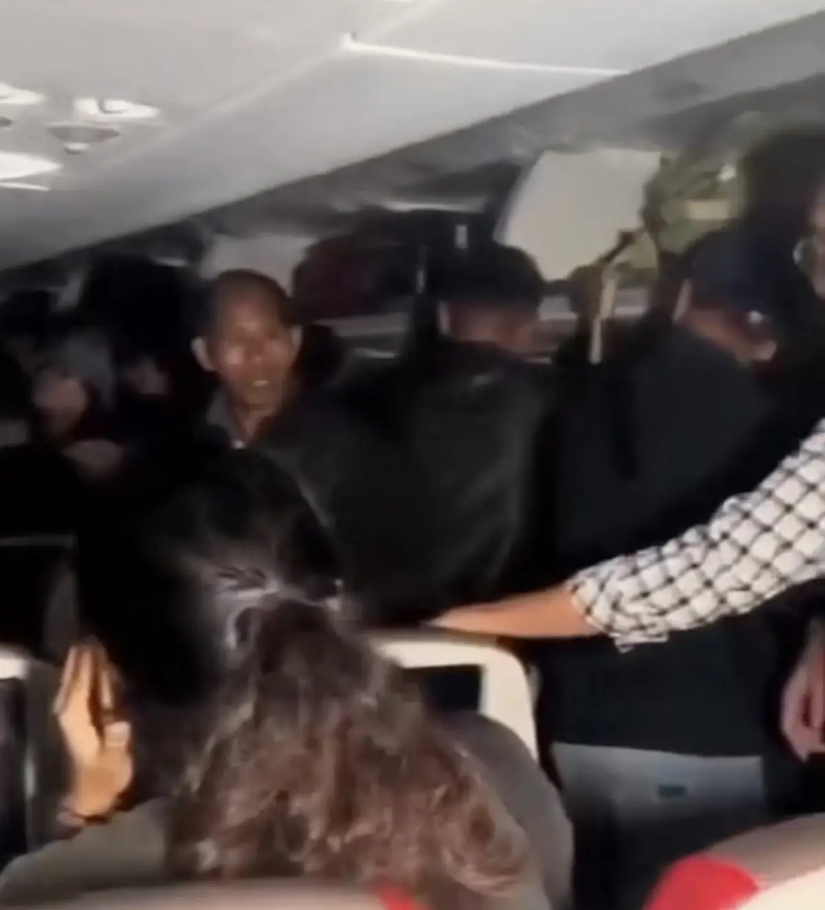 video detik-detik penumpang pesawat Batik Air ngamuk dan panik ingin buka pintu emergency (Sumber : instagram @fakta.jakarta)