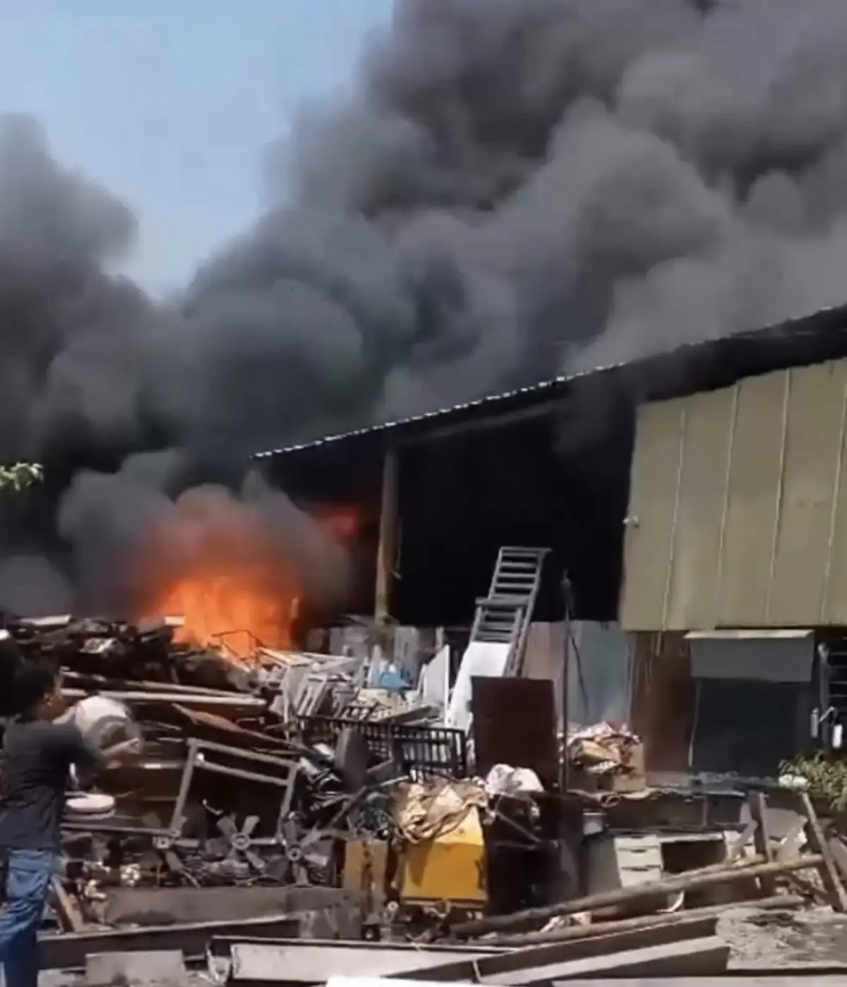 peristiwa kebakaran terjadi di Tlogomulyo Pedurungan (Sumber : Instagram @kejadiansmg)