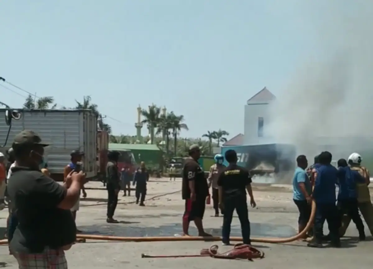 Terjadi kebakaran di pabrik PT Javapriba Abadi atau pabrik Luwak White Koffie yang berlokasi di Jalan Arteri Yos Sudarso, Kaligawe, Gayamsari, Kota Semarang, Minggu 10 September 2023. (Sumber : Instagram @infokejadian_genuk)