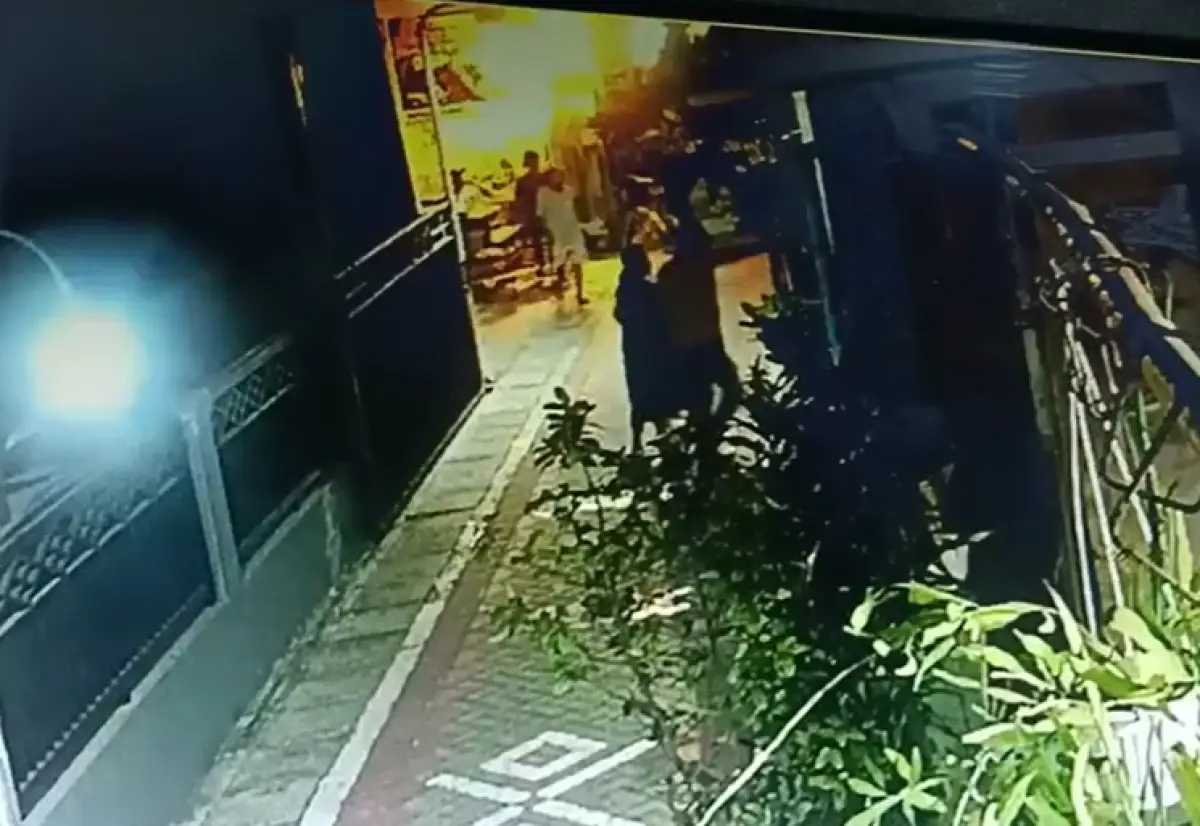 Rekaman CCTV: relawan PDI Perjuangan kena pukul anggota DPRD Kota Semarang dari Partai Gerindra diduga gara-gara memasang bendera partai di Bandarharjo, Semarang Utara, Kota Semarang, Jumat 8 September 2023. (Sumber : Instagram @infokriminalsemarang)