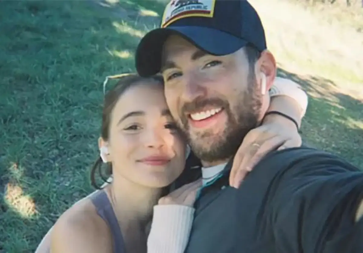 Chris Evans Dikabarkan Menikahi Alba Baptista (Sumber : Page Six)