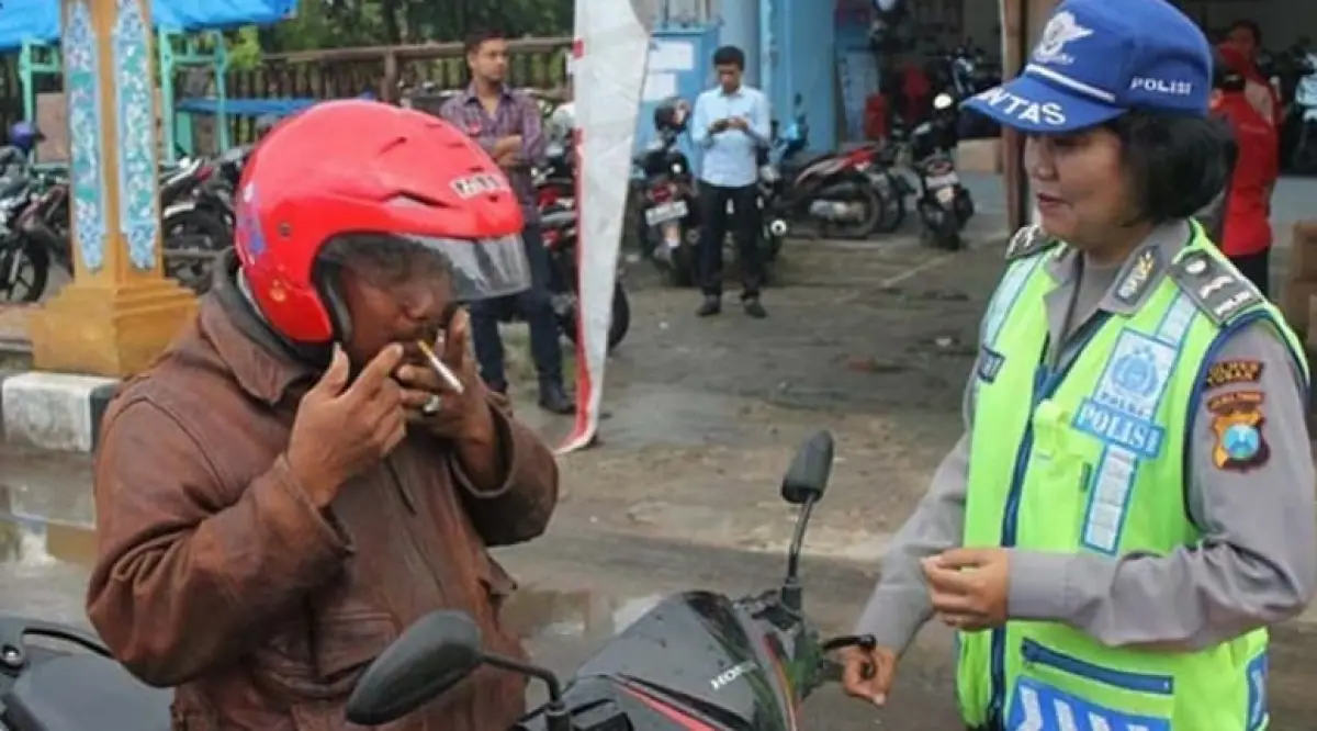 Polisi akan tertibkan pengendara yang nekat merokok di jalan, ada sanksi denda atau kurungan penjara. (Sumber : Polrestabes Semarang)