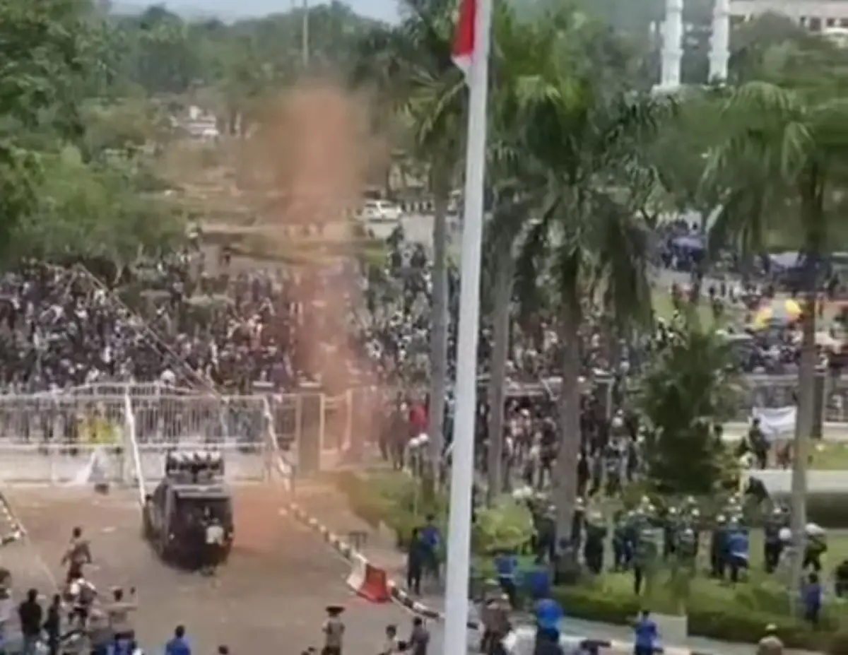 Kerucuhan di depan gedung BP Rempang (Sumber : Instagram @fnksda)