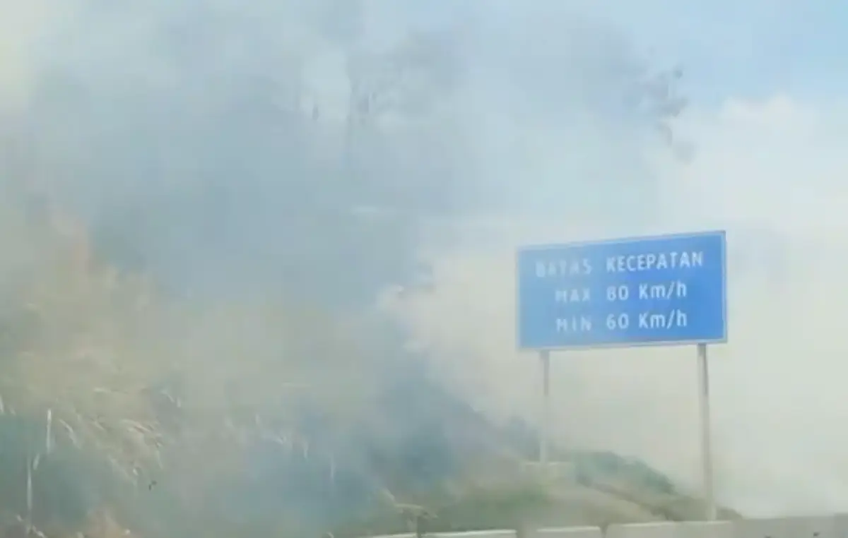 Terjadi kebakaran di area hijau pinggir Jalan Tol Krapyak arah ke Ungaran pada Selasa 12 September 2023 siang ini, pengendara waspada asap tebal. (Sumber : Instagram @infokejadiansemarang.new)