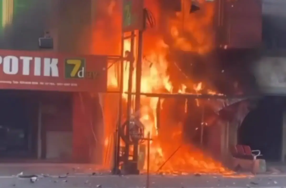 Terjadi kebakaran di sebuah laundry di Jalan Thamrin, Semarang Tengah, Kota Semarang, Selasa 12 September 2023. (Sumber : Instagram @kejadiansmg)