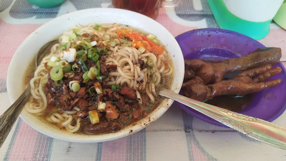 Mie Ayam Lada Hitam Si Jonti berlokasi di di Jalan Durian Barat, Lamper Kidul, Gayamsari, Kota Semarang. Buka pukul 10.00 -20.00 WIB. (Sumber : Google Mega Pertiwi)