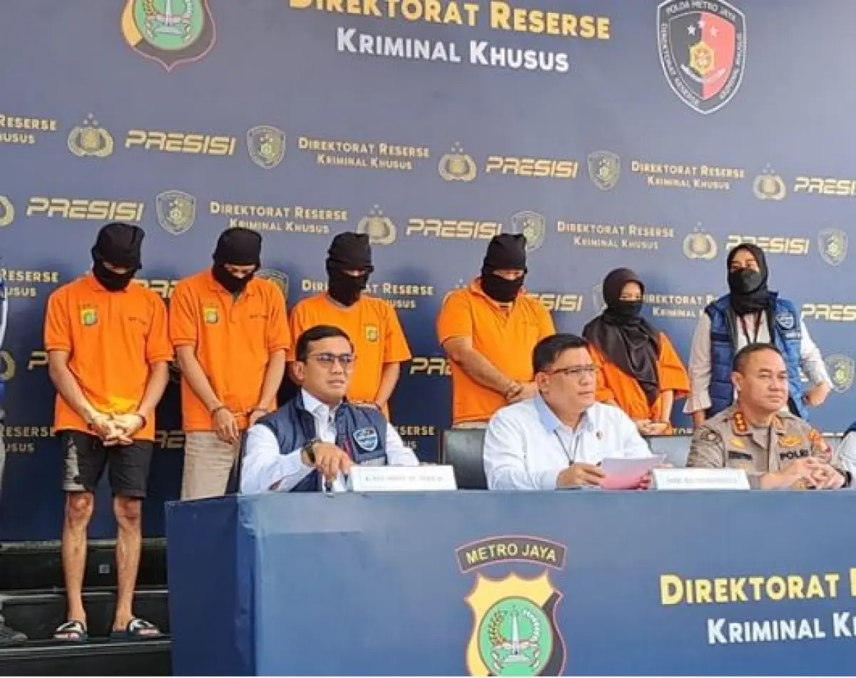 5 Tersangka sindikat produksi film dewasa diamankan Polda Metro Jaya (Sumber : PMJ News/Fajar)