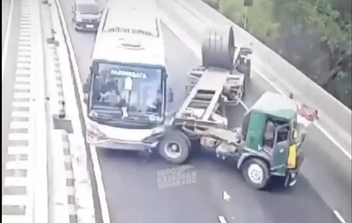 Kecelakaan di Tol Tembalang Semarang (Sumber : Instagram @infokejadiansemarang)