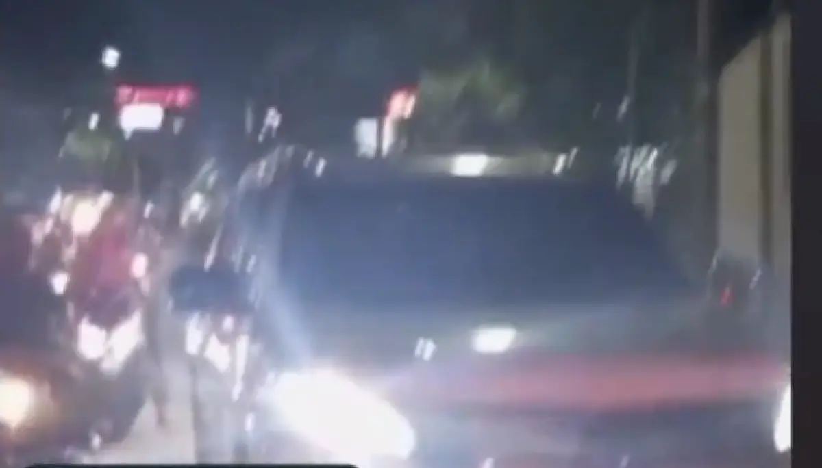 Pengendara motor kaget saat ditodong pistol oleh pengenmudi Pajero di lampu merah Medoho, Sambirejo, Gayamsari, Kota Semarang. (Sumber : Instagram @portalsemarang)