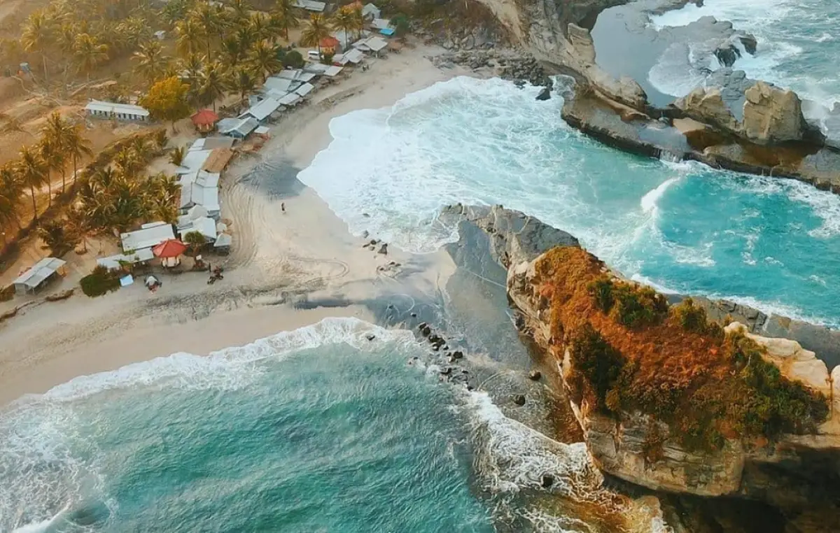 Menikmati pesona pasir putih dan ombak di Pantai Klayar Pacitan. (Sumber : Instagram/pantaiklayarpacitan)