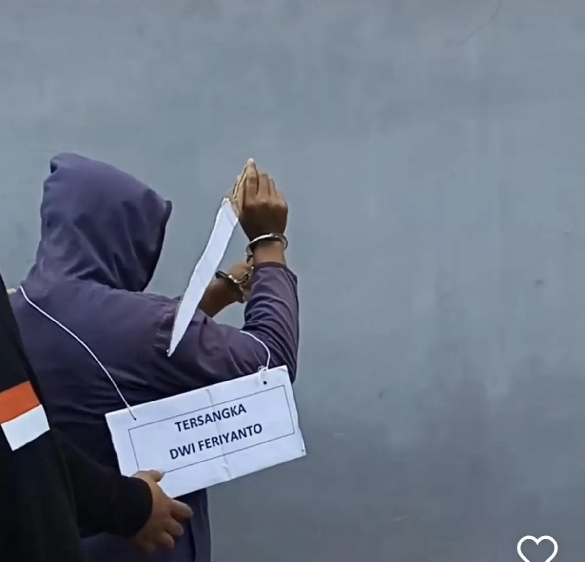 Tersangka pembunuhan Dosen UIN Surakarta saat rekontruksi adegan (Sumber : instagram @infocegatansukoharjo)