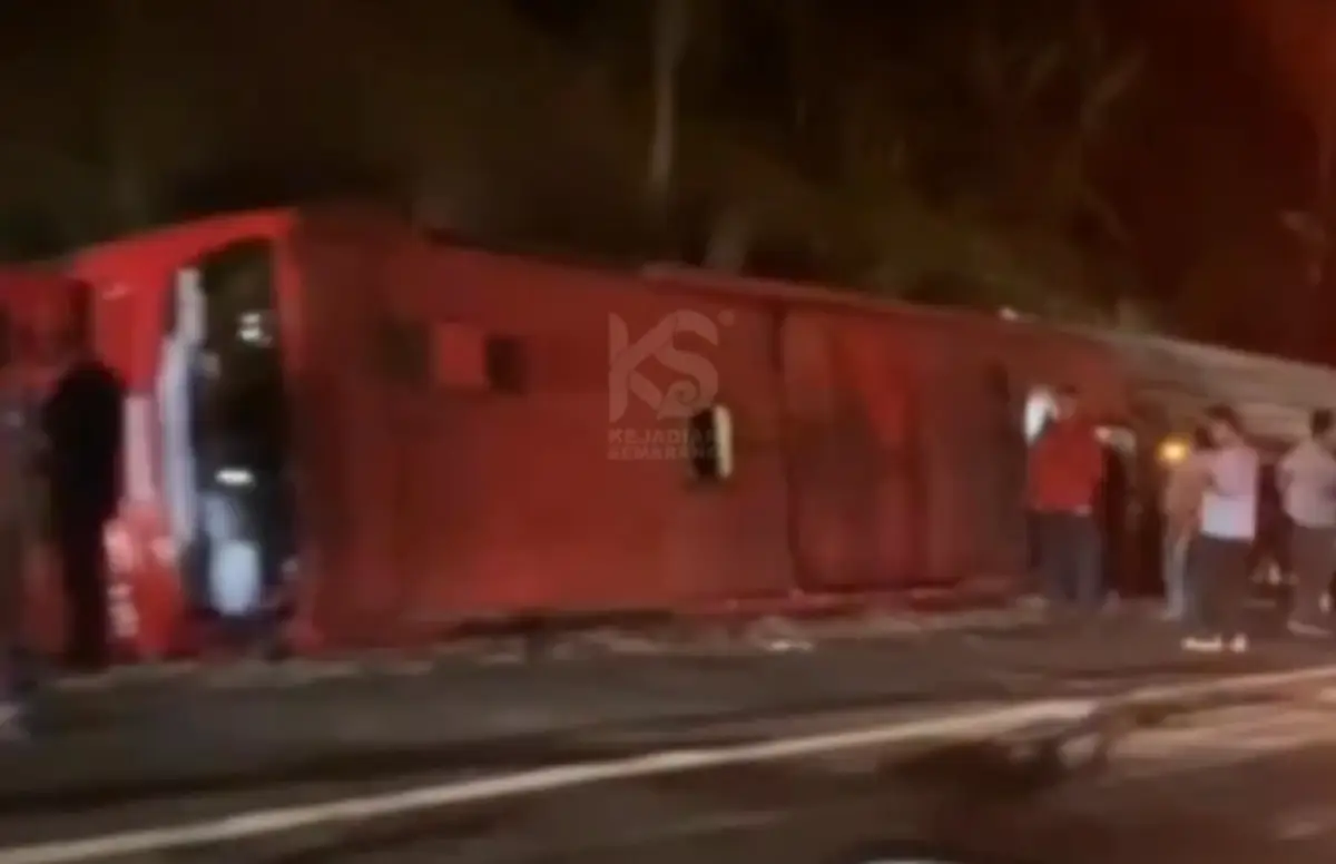 Terjadi kecelakaan yang melibatkan bus dan truk trailer di Tol Ungaran pada Rabu 13 September 2023 malam sekitar pukul 21.50 WIB. (Sumber : Instagram @kejadiansmg)