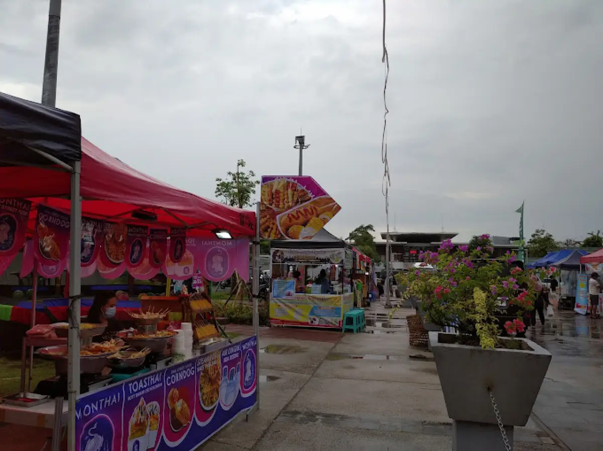 5 lokasi parkir resmi untuk pengunjung yang datang ke Kuliner Kauman Johar (KKJ) di Aloon-Aloon Masjid Agung Semarang. (Sumber : Google Momentary Synergy)