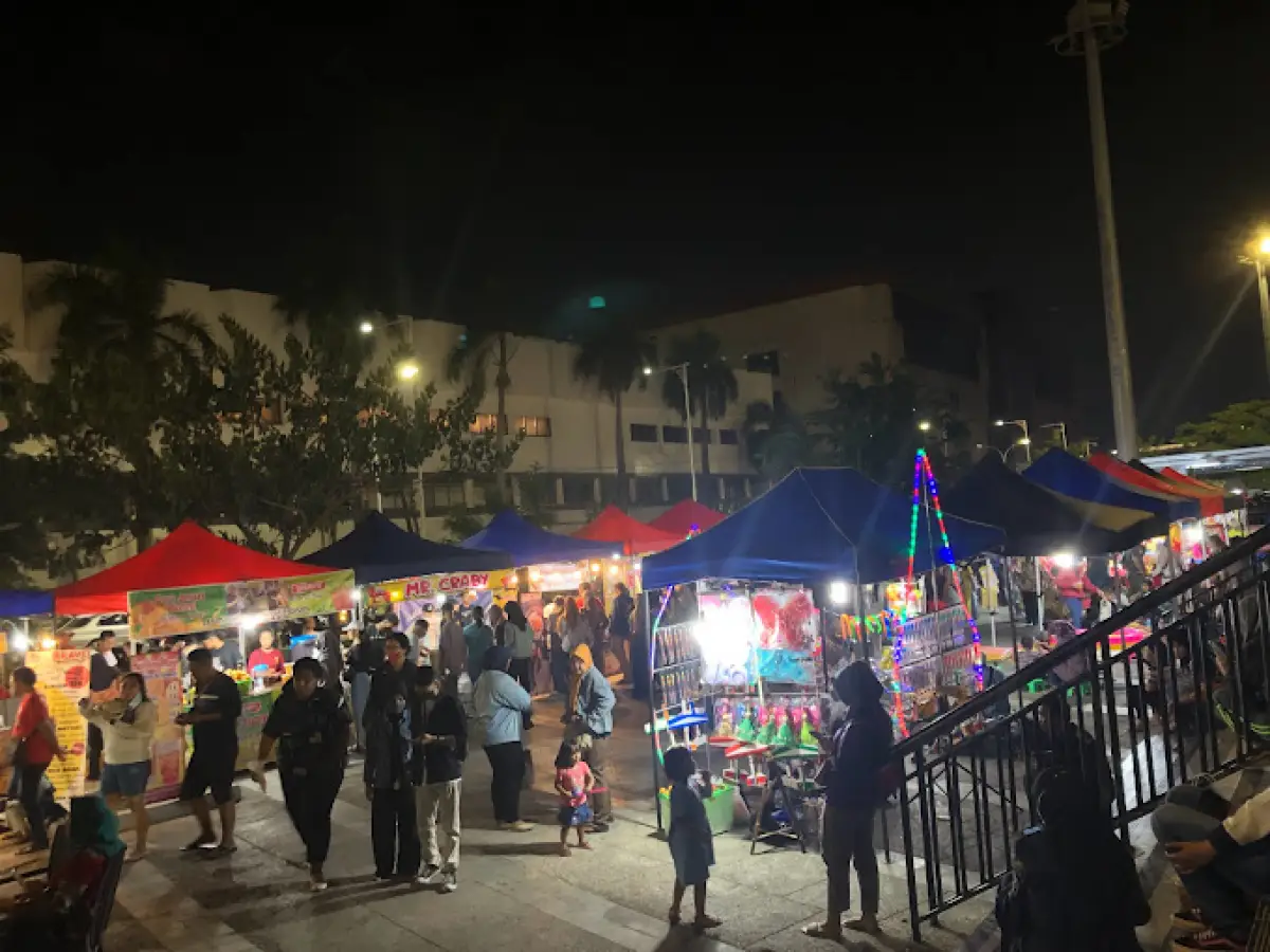 Ramaikan Kuliner Kauman Johar di Aloon-Aloon Kota Semarang yang hanya digelar setiap Jumat, Sabtu dan Minggu malam. (Sumber : Google Syamsu Arifin)