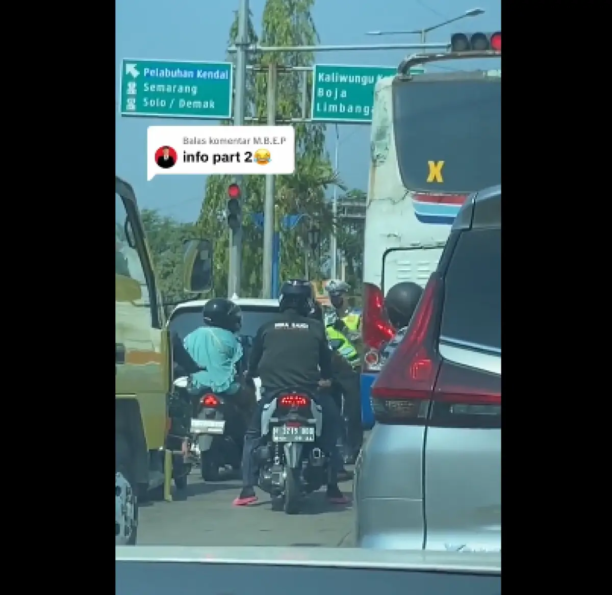 Ngumpet di Tempat Mengejutkan, Aksi Pria Nyaris Kena Tilang Ini Bikin Polisi Bingung (Sumber : Twitter/@txtberseragam)