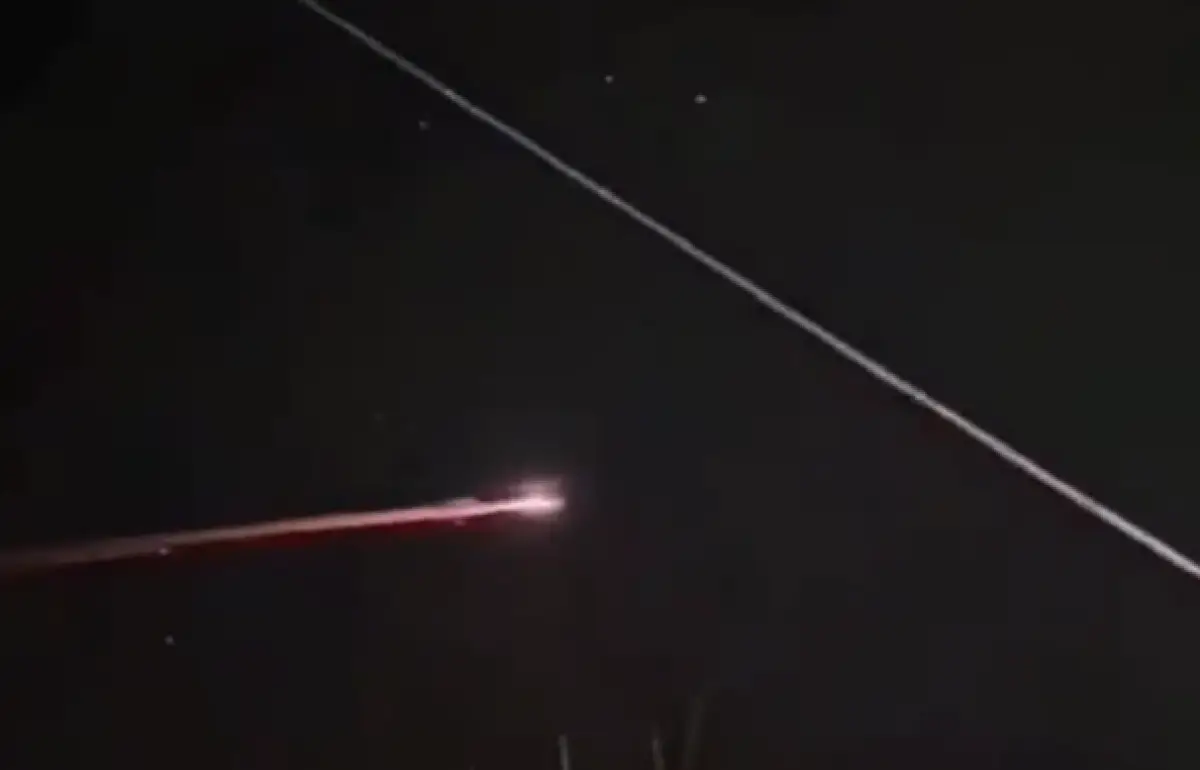 Penampakan benda bercahaya di langit diduga meteor atau bintang jatuh, terlihat di Klaten hingga Yogyakarta, Kamis 14 September 2023 malam. (Sumber : Twitter @radiantoko)