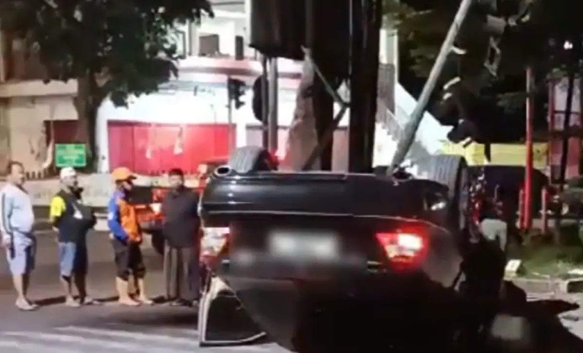 Kecelakaan tunggal mobil Mercedes Benz terbalik di jalan menuju Alun-alun Ungaran dekat terminal, Kamis 14 September 2023 malam. (Sumber : Instagram @portalsemarang)
