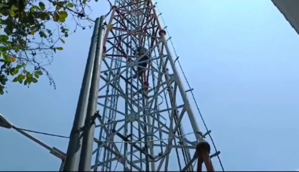 Seorang pria diduga orang dengan gangguan jiwa nekat naik ke sebuah tower yang berlokasi di Jalan Peres, Kuningan, Semarang Utara, Kota Semarang, Kamis 14 September 2023. (Sumber : Instagram @kejadianseputarsemarang)