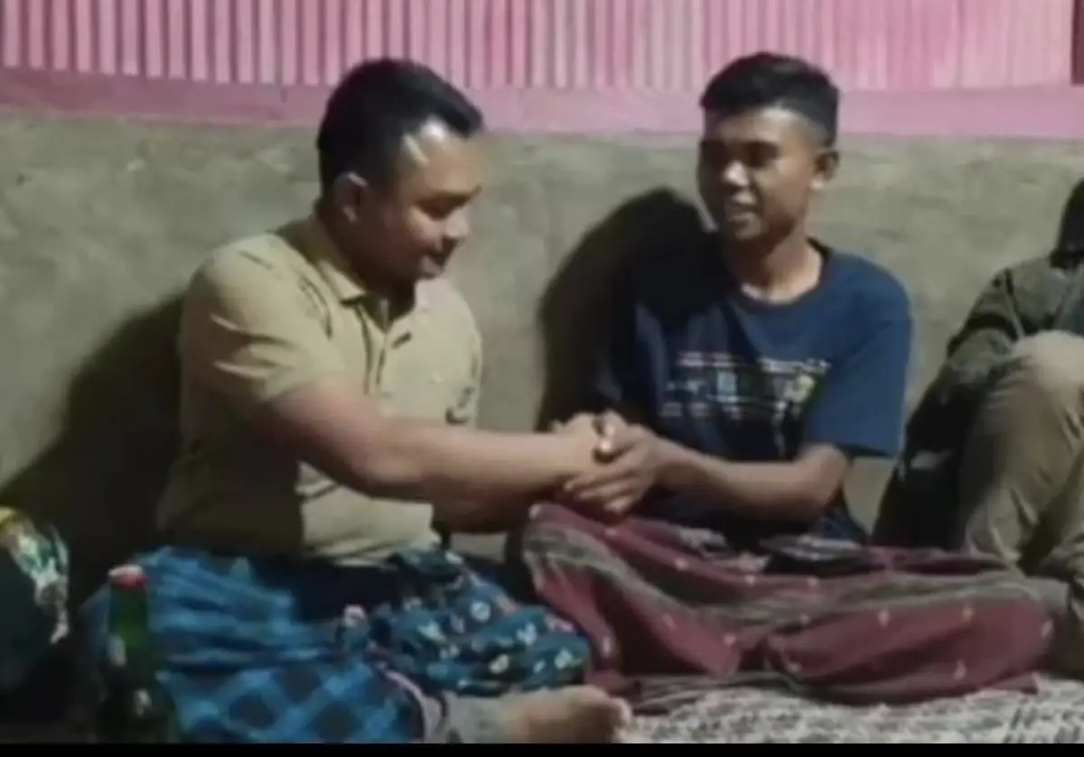 Saat Kapolsek Komodo meminta maaf ke korban usai kasus penganiyaan viral (Sumber : instagram @ayoberani.laporkan)