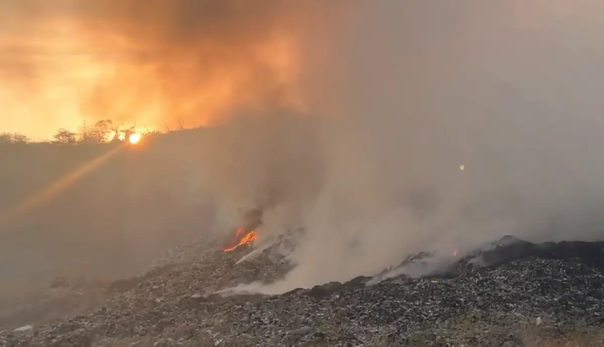 Damkar Semarang mengerahkan seluruh anggota untuk memadamkan api di TPA Jatibarang yang masih terbakar hingga Senin 18 September 2023 sore. (Sumber : Instagram @adebhakti)