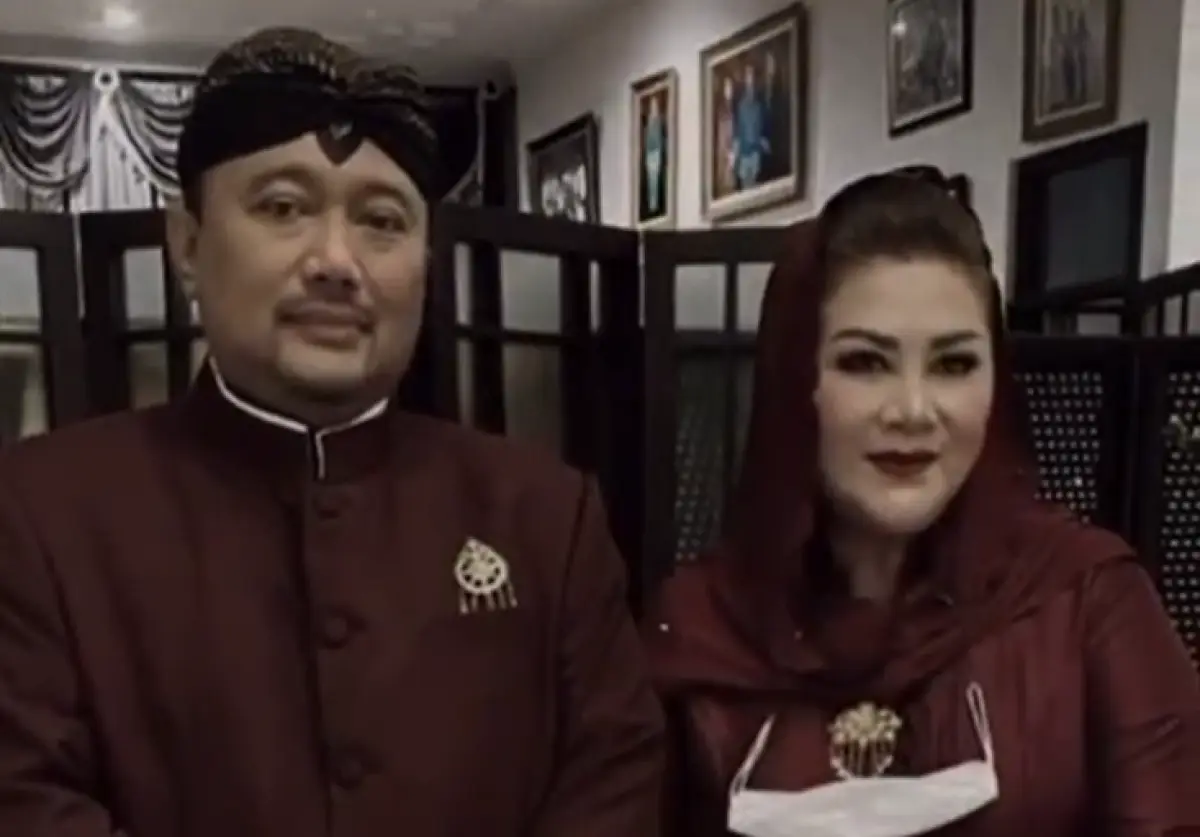 Mbak Ita rayakan hari ulang tahun ke-30 pernikahan dengan suaminya, Alwin Basri, Senin 18 September 2023. (Sumber : Instagram @mbakitasmg)