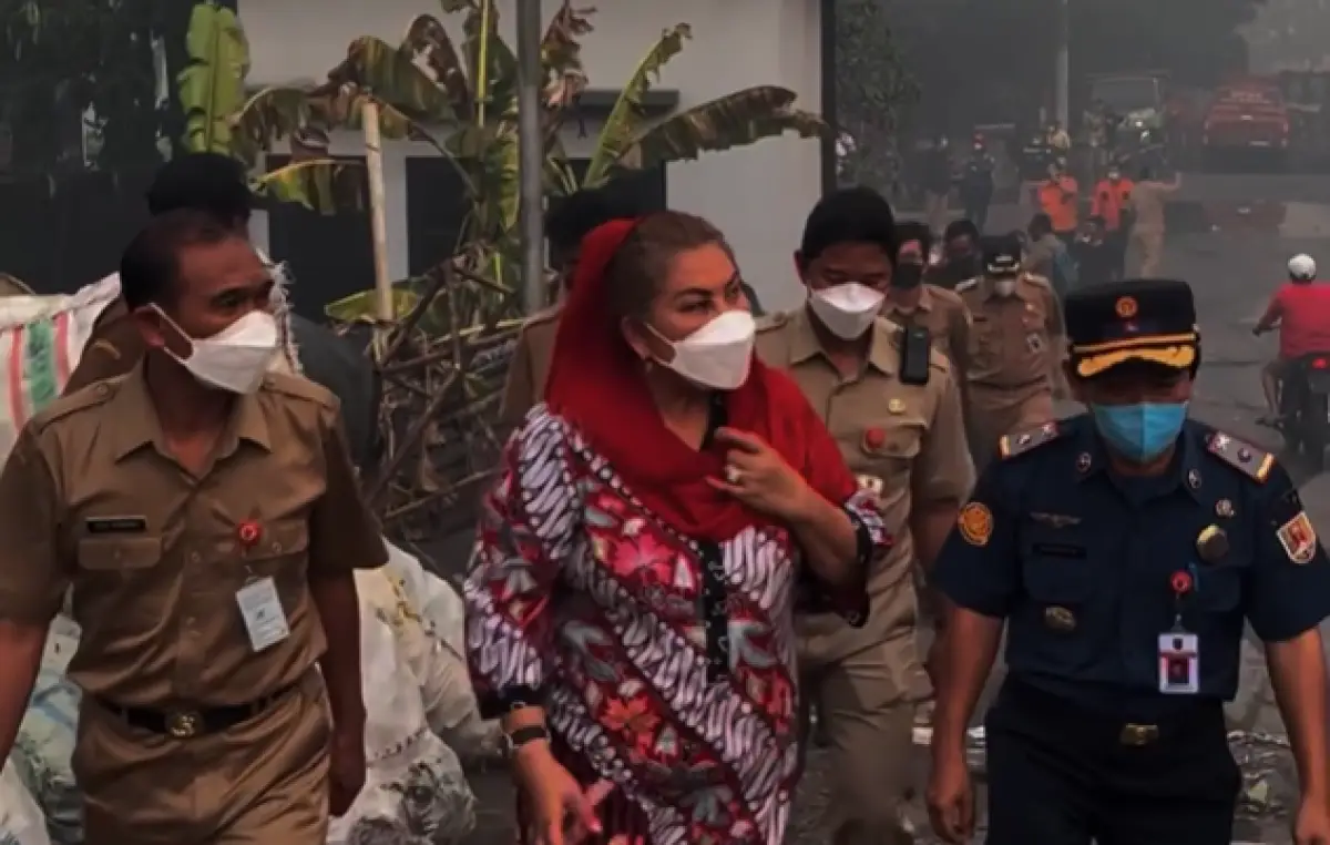 Mbak Ita Wali Kota Semarang meninjau langsung lokasi kebakaran di TPA Jatibarang pada Senin 18 September 2023 sore hari. (Sumber : Instagram @mbakitasmg)