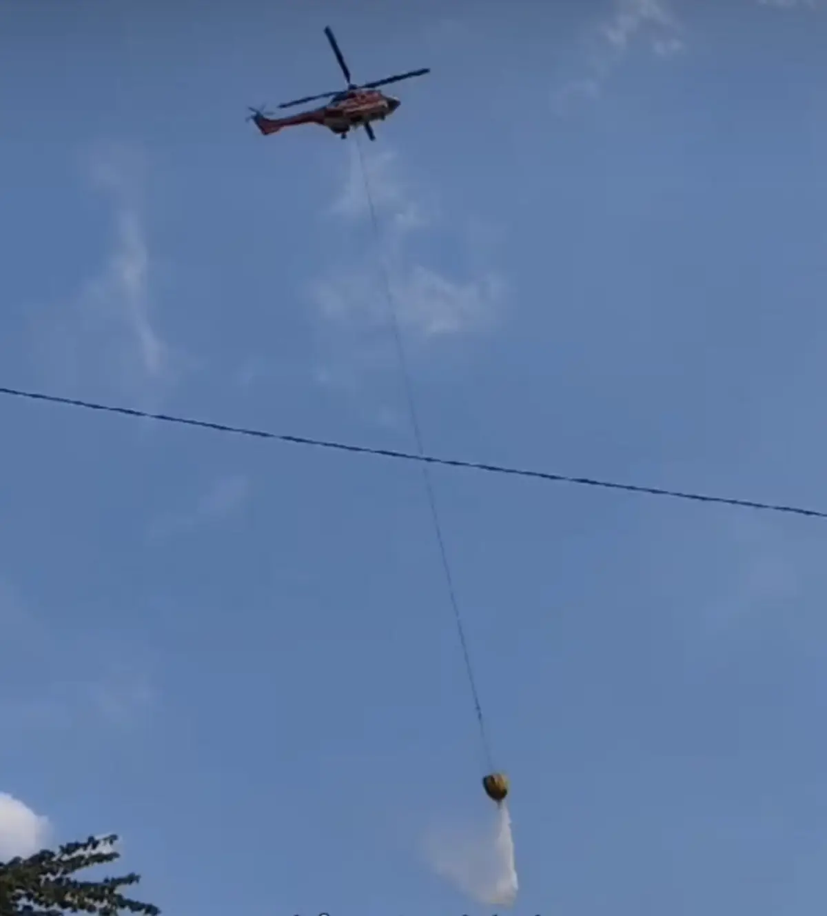 Proses pemadaman kebakaran di TPA Putri Cempo, dengan water bomb (Sumber : instagram @infocegatansukoharjo)