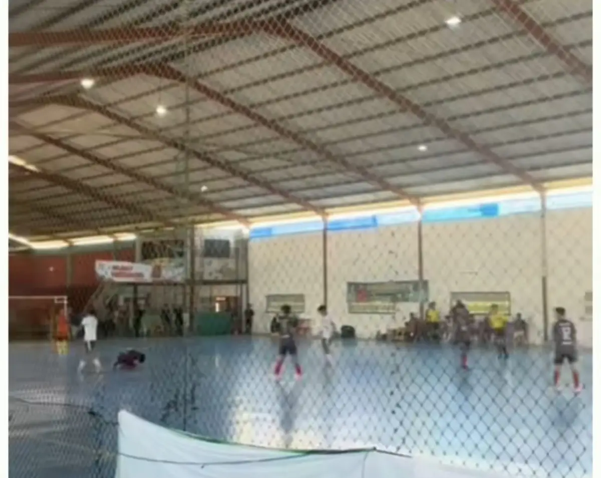 Seorang pemain futsal asal Malang diduga kesal dan tendang kepala pemain lawan (Sumber : instagram @wadarviral.id)