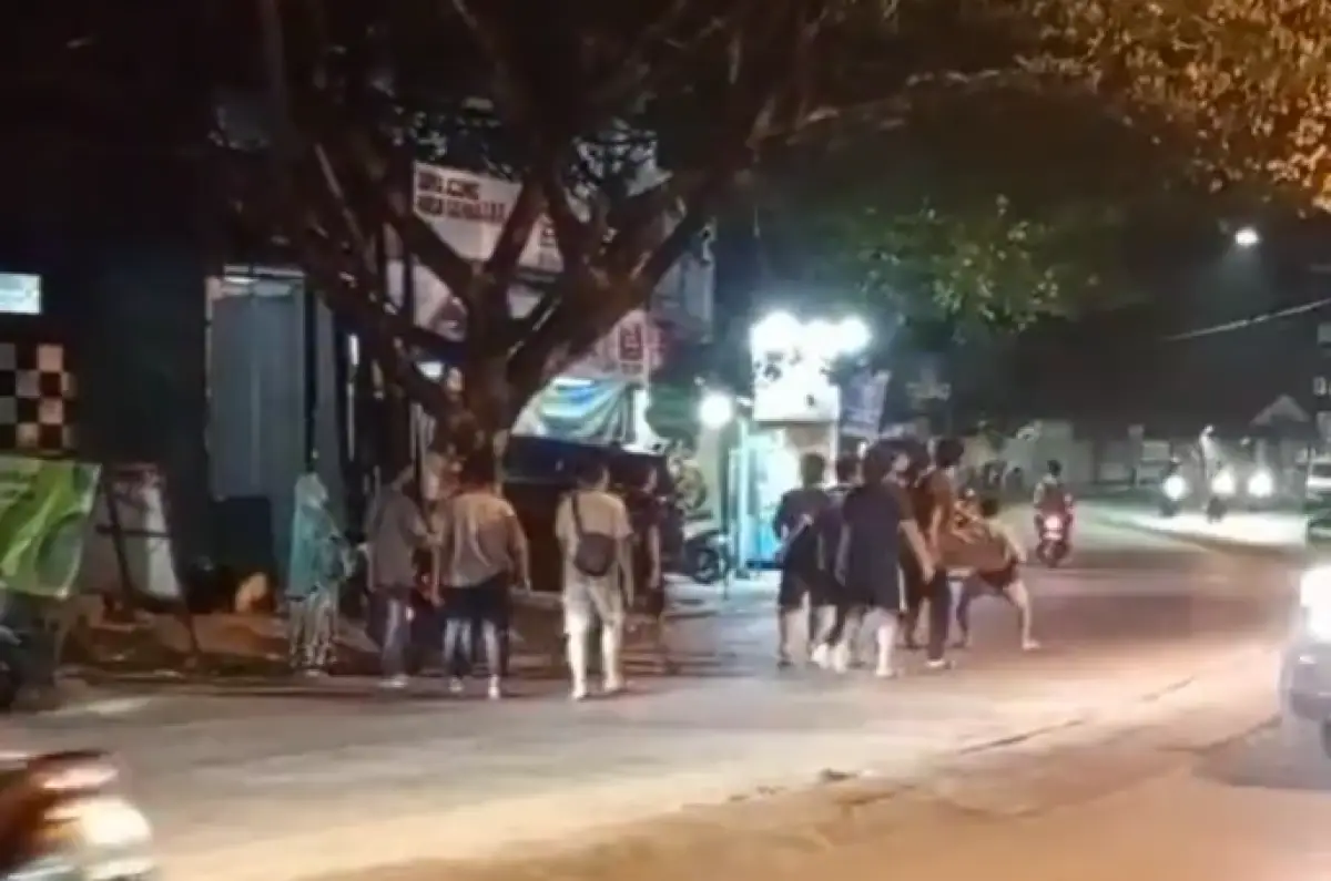 Berbuat onar di bawah pengaruh alkohol, seorang pria diamankan warga di Jalan Woltermonginsidi, Bangetayu, Senin 18 September 2023 malam. (Sumber : Instagram @alfiyaaulfa)