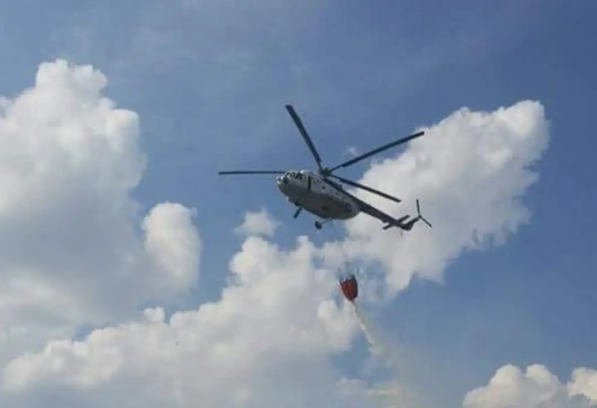 Ilustrasi | Helikopter waterbombing bakal dikerahkan untuk pendingingan kebakaran TPA Jatibarang, Semarang. (Sumber : BNPB)