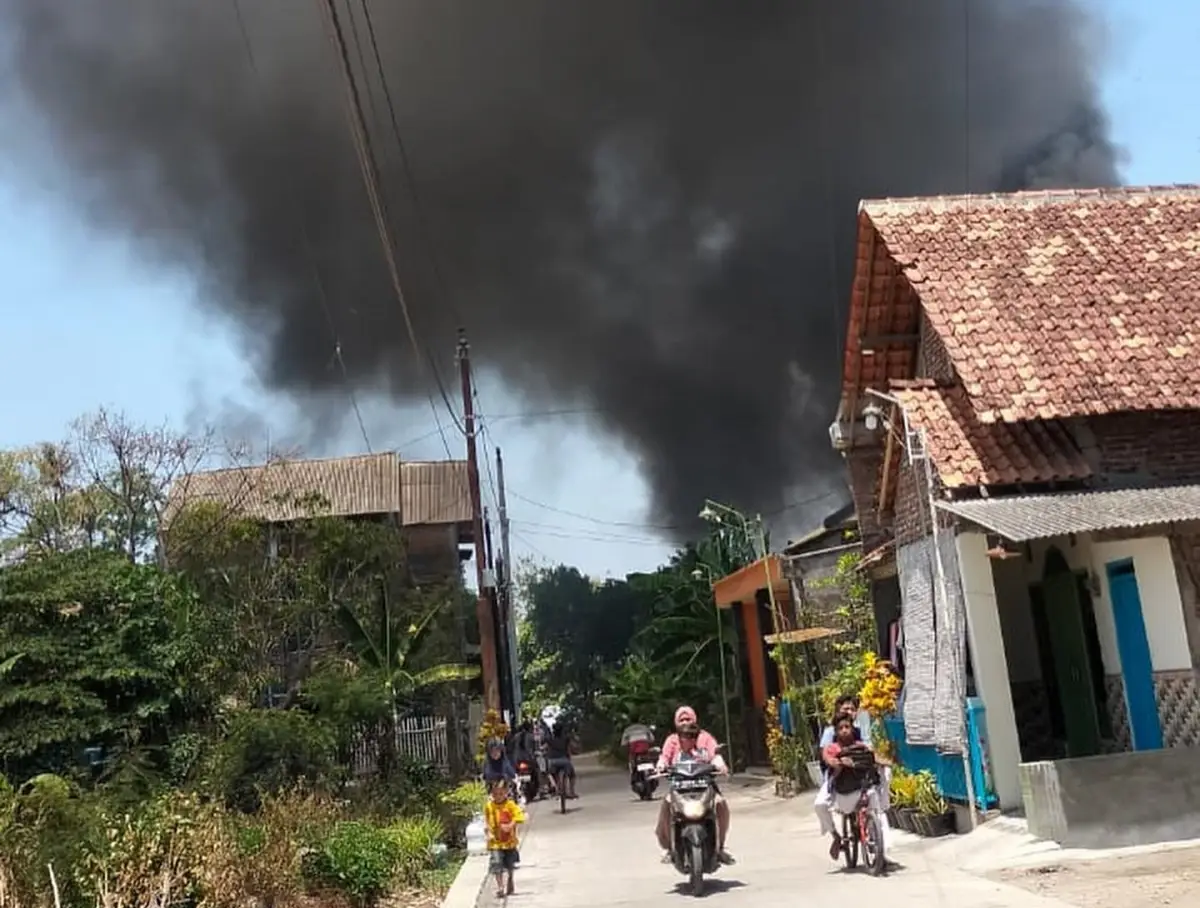 Rabu 20 September 2023 siang, terjadi kebakaran gudang rongsok di Karangroto, Genuk, Kota Semarang (Sumber : Polrestabes Semarang)