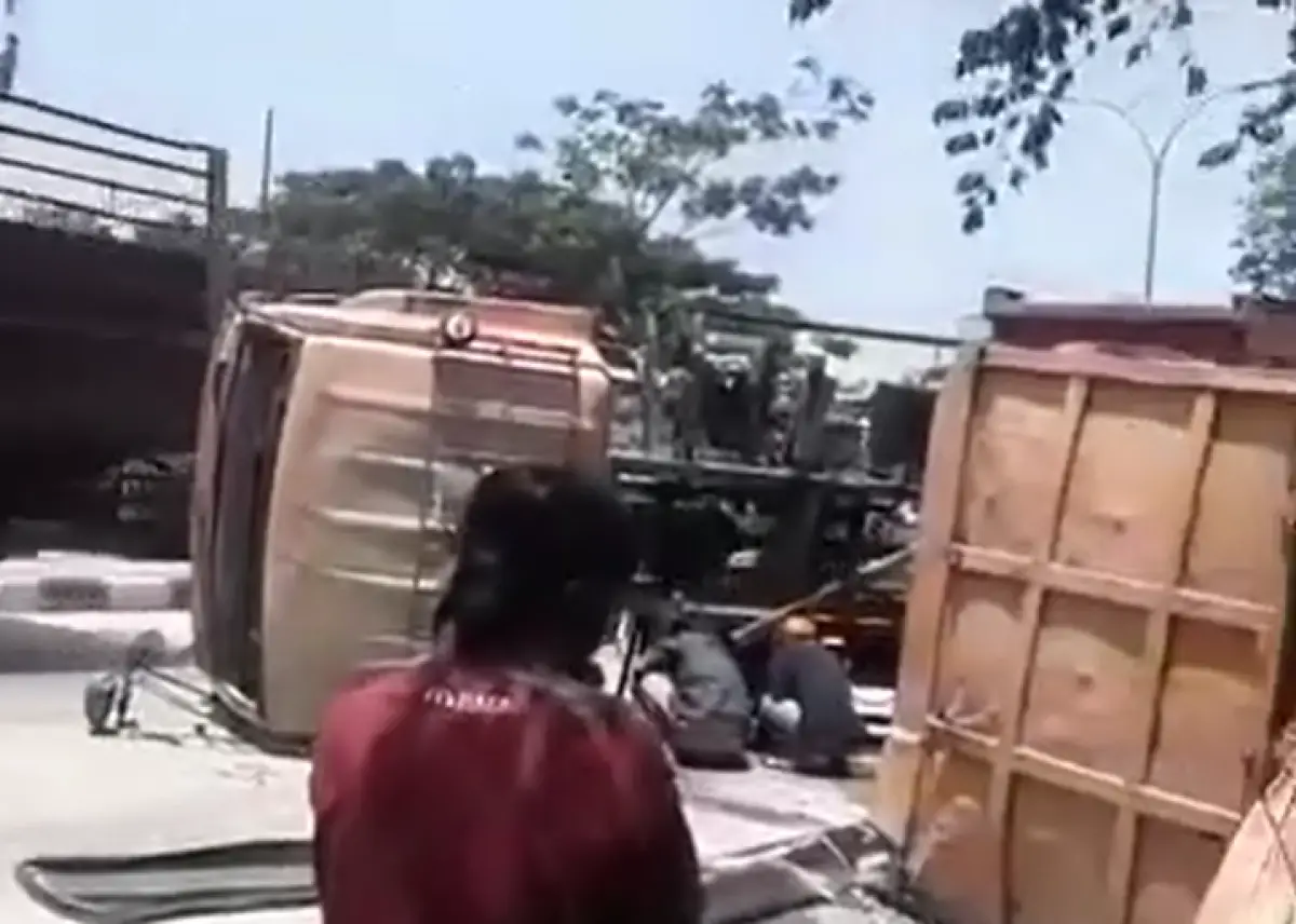 Terjadi kecelakaan tunggal di Jalan Tambakaji, Ngaliyan, Kota Semarang, truk muatan pasir batu terguling di jalan hingga muatannya tumpah, Kamis 21 September 2023. (Sumber : Instagram @beritasemaranghariini)